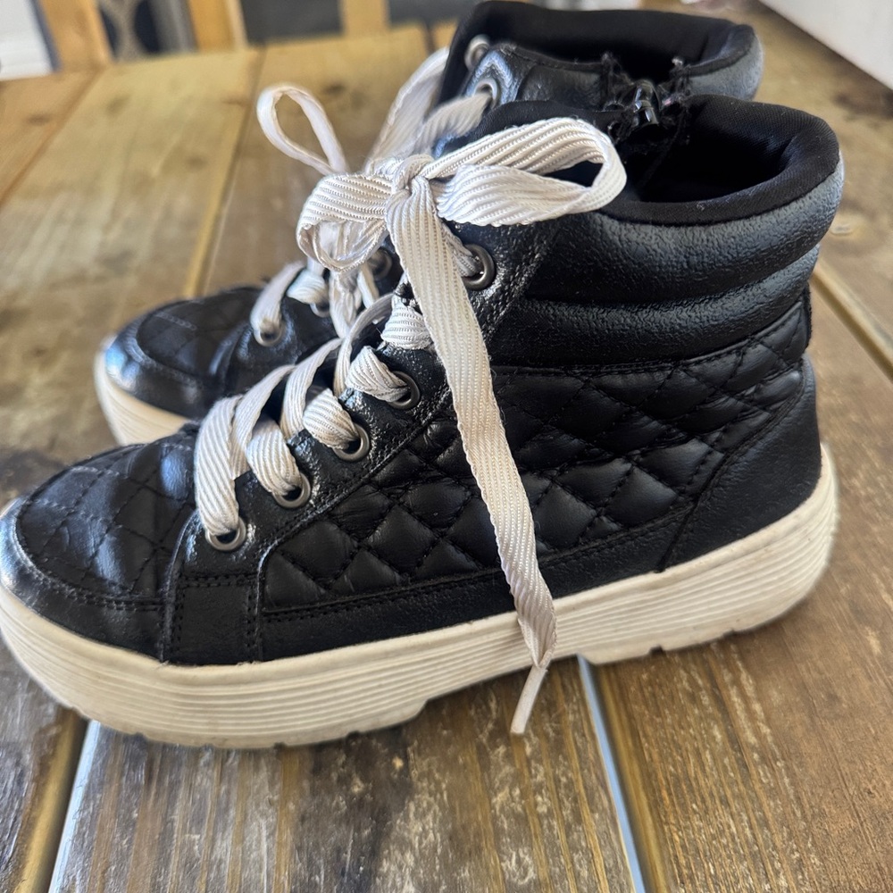 Skechers Girl Quilted High-Top Sneakers in Black with White Laces